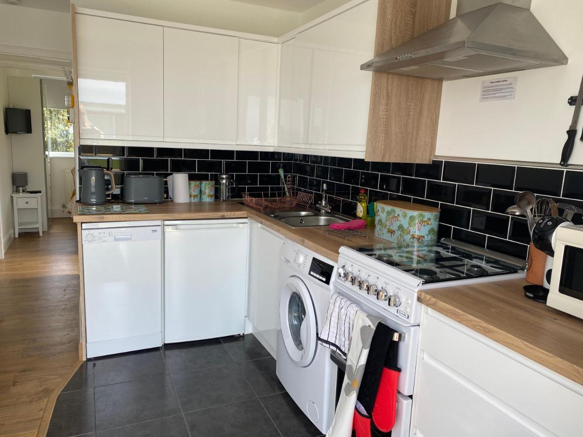 Seaview Self-Catering Coastal Bungalow In Rural West Wight Freshwater Luaran gambar